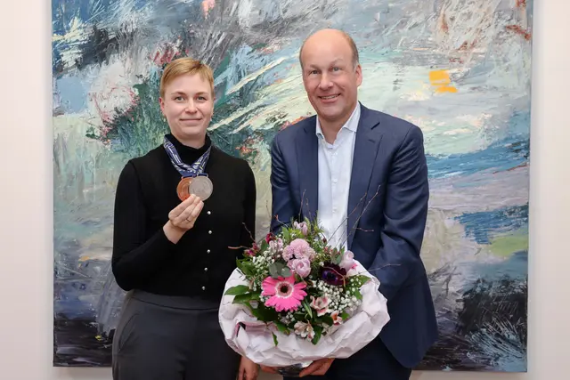 Landrat Martin Sailer gratuliert Hanna Bühlmeyer, Ingenieurin für technischen Umweltschutz und Störfallkoordinatorin im Landratsamt Augsburg, zu ihrem sportlichen Erfolg bei den Schieß-Europameisterschaften in Armenien. | Foto: Julia Pietsch