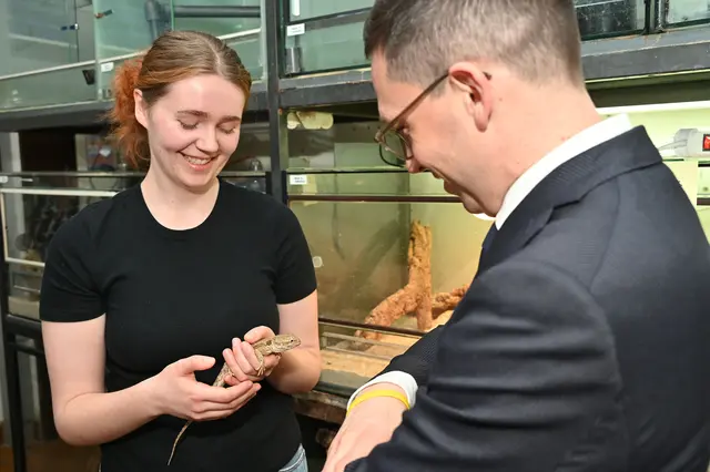Kulturminister Falko Mohrs informierte sich über den Ausbildungsberuf Tierpfleger im Landesmuseum Hannover