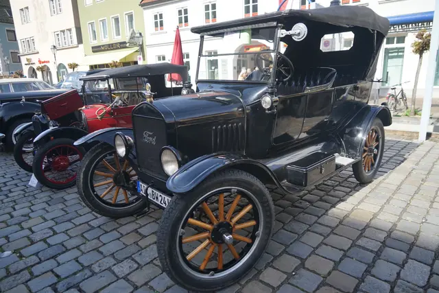 Schöne Oldtimer präsentieren sich am 19. April auf dem Aichacher Stadtplatz. | Foto: Erich Echter