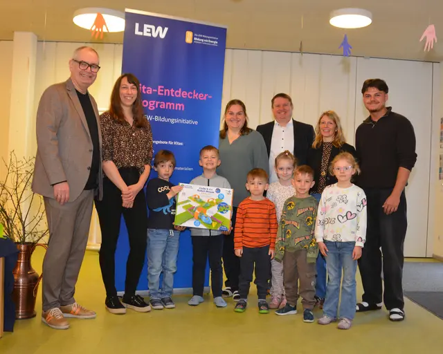 Das LEW-Entdeckerpaket „Code &amp; Go Robot-Mouse“ der LEW-Bildungsinitiative 3malE wurde im Kinderhaus am Ballonstartplatz übergeben. Michael Wörle (Erster Bürgermeister), Christina Kessel (Sachgebietsleiterin KJS), Alexandra Rehberger (stellvertretende Leitung), Michael Smischek (LEW) und Mielke Susanne (Leitung). | Foto: Stadt Gersthofen (Kai Schwarz)
