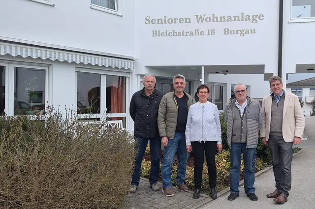 Das Foto zeigt: (von links) Helmut Sieber, Josef Knöpfle (geschäftsführender Vorstand des Krankenpflegevereins Burgau e.V.), Irmgard Feistle (Kassiererin des Krankenpflegevereins Burgau e.V.), Heinz Dockter, Erster Bürgermeister Martin Brenner (nicht im Bild: Peter Lauber). 