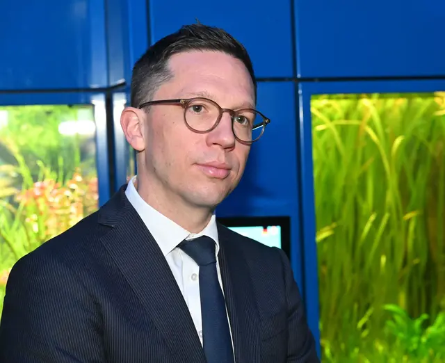 Kulturminister Falko Mohrs informierte sich über den Ausbildungsberuf Tierpfleger im Landesmuseum Hannover