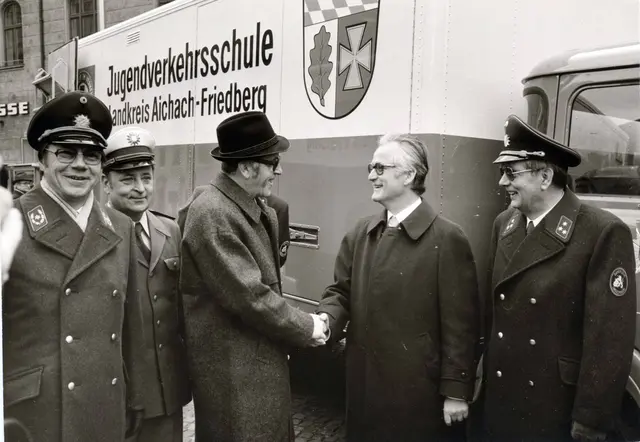 V.l. Polizeipräsident Dr. Claus Kaestl, PHM Georg Pfliegler, Innenminister Dr. Bruno Merk, Landrat Josef Bestler, Polizeidirektor Heinz Bläsing
