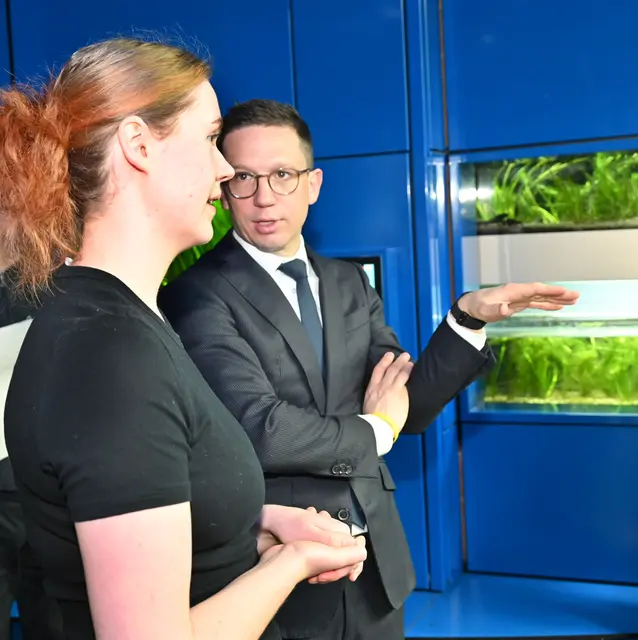 Kulturminister Falko Mohrs informierte sich über den Ausbildungsberuf Tierpfleger im Landesmuseum Hannover