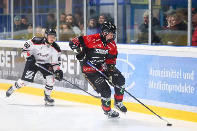 Gegen Dingolfing konnte sich der EHC im Halbfinale durchsetzen (im Bild Niklas Länger in schwarz/rot). | Foto: Dietmar Ziegler