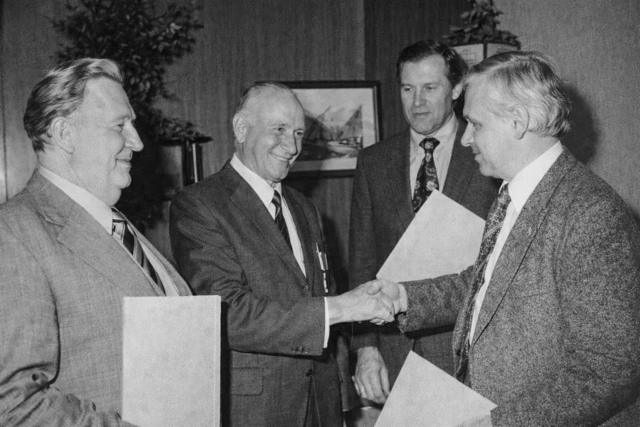 Gründungsvorstand und Ehrenkreisvorsitzender Franz-Xaver Eberl (2.vl.), LVW-Bezirksvorsitzender Wolfgang Scholz (r) zusammen mit Schriftführer Johann Stepper (li) und Kassier Xaver Brucklachner (2.vr). im Jahre 1978