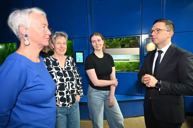 Kulturminister Falko Mohrs informierte sich über den Ausbildungsberuf Tierpfleger im Landesmuseum Hannover