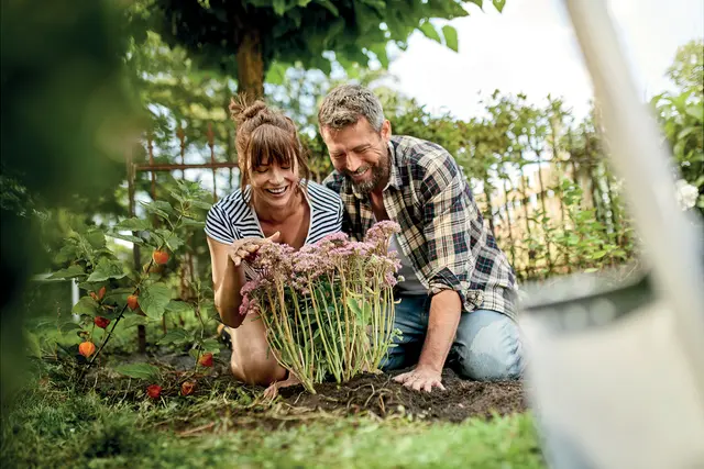Damit die Freude an Blumen, Büschen und Gemüse auch die ganze Saison über anhält, muss mit der richtigen Pflanzerde von Anfang an eine gute Grundlage geschaffen werden.  | Foto: Compo/akz-o