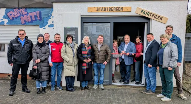 Die offizielle Eröffnung des Fairteilers mit allen Förderern und Unterstützern des Fairteilers. | Foto: Martin Bruckmeier, Stadt Stadtbergen