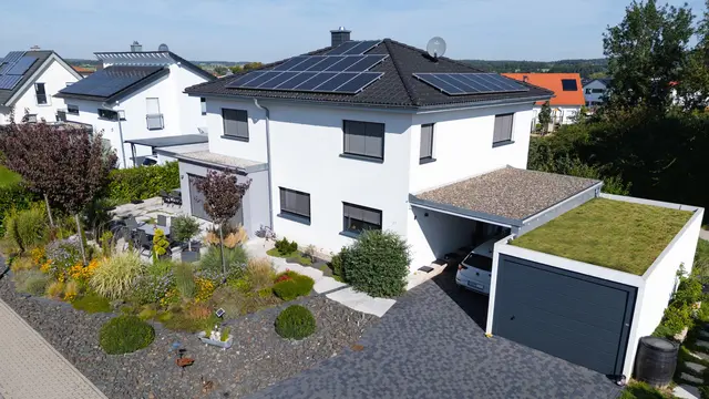 Experten im Bau von Ein- und Mehrfamilienhäusern betrachten das gesamte Grundstück und schaffen so schon in der Planungsphase die Grundlage für die spätere Gartennutzung.  | Foto: HLC/WOLF-HAUS