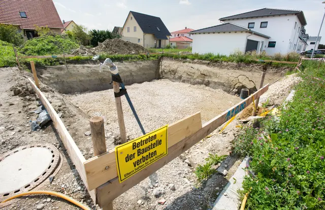 Bevor der Bau eines Eigenheims startet, muss zunächst der passende Baugrund gefunden sein. | Foto: DJD/Bauherren-Schutzbund/Getty Images/Wolfgang Filser