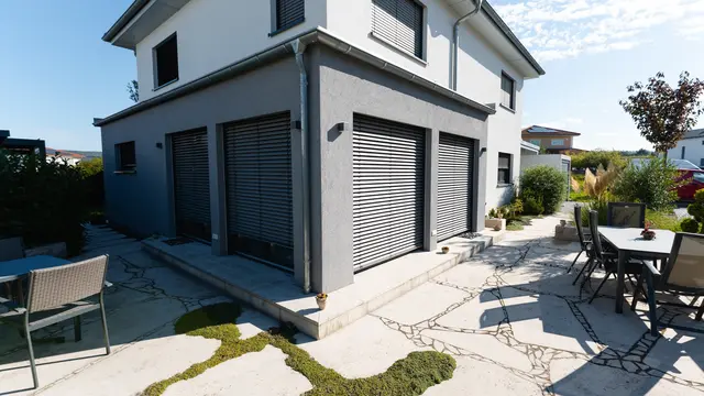Die organisch geformte Terrassenfläche mit natürlichen Fugenlinien führt rund um das Haus und verbindet die einzelnen Außenbereiche. So entsteht ein ruhiges Umfeld, das den Garten in das Gesamtbild integriert.  | Foto: HLC/WOLF-HAUS