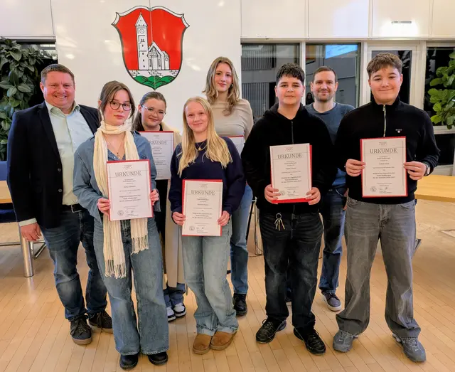 Der neu gewählte Jugendrat (von links nach rechts: Karla Lehmann, Emma Dengel, Marlene Rabien, Emina Treiß, Obada Alaliwi und Codrin Vasiu) zusammen mit Stadtbergens Zweitem Bürgermeister Michael Smischek (links) und dem städtischen Jugendpfleger Josua Neumann (2 v. rechts) bei der offiziellen Ernennung. | Foto: Martin Bruckmeier, Stadt Stadtbergen