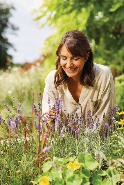 Damit die Freude an Blumen, Büschen und Gemüse auch die ganze Saison über anhält, muss mit der richtigen Pflanzerde von Anfang an eine gute Grundlage geschaffen werden.  | Foto: Compo/akz-o