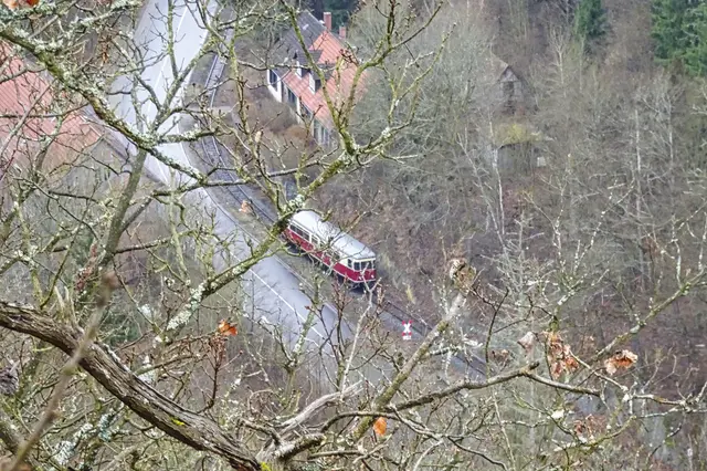 ein Triebwagen der Selketalbahn in Höhe des Stahlhammers