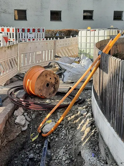 Nach der Winterpause gehen die Arbeiten zur Breitbanderschließung weiter. | Foto: Christine Gumpp