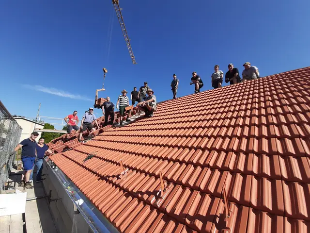 Vereinsmitglieder deckten in Eigenleistung das Dach des neuen Veranstaltungsstadels.  | Foto: Christine Gumpp