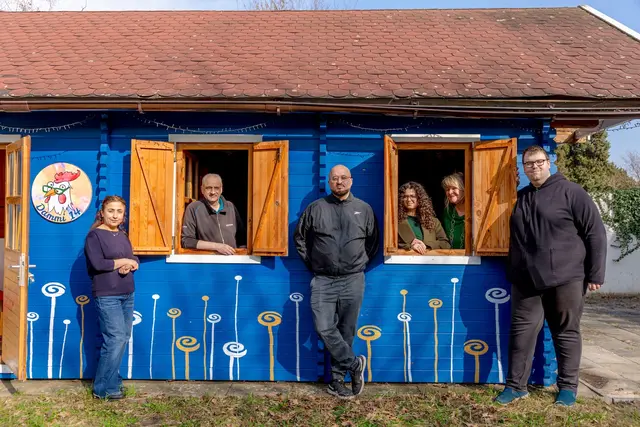 Das engagierte Team des Stadtteilmarketings wird von Vonovia unterstützt: (v.l.) Amina Ahmad (Praktikantin beim Stadtteilmarketing Hemelingen), Rüdiger Bädeker (Objektbetreuer bei Vonovia), Yaschar Seyed Djalali (Bürobetreuung und Büromanagement beim Stadtteilmarketing Hemelingen), Asli Kadak (Vermieterin bei Vonovia), Birgit Benke (Quartiersmanagerin Stadtteilmarketing Hemelingen) sowie Jan Philip Meier (Büromitarbeiter Stadtteilmarketing Hemelingen) vor und in der Blockhütte im Garten des Freiraums Dammi14. | Foto: Vonovia/Lindemann