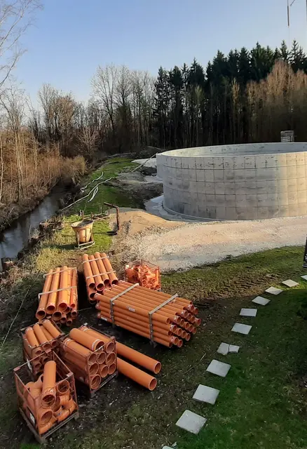 Bei der Baustelle an der Kläranlage warten die Materialien bereits auf ihren Einsatz. | Foto: Christine Gumpp