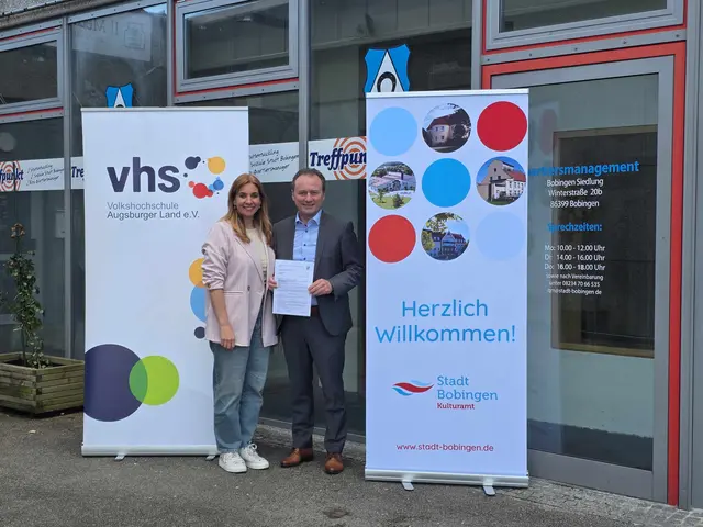 Erster Bürgermeister Klaus Förster und Bettina Grießer (örtliche Leitung vhs und stellv. Leitung Kulturamt) freuen sich über den positiven LEADER-Förderbescheid zum Ausbau der neuen Kulturstätte im Bobinger Ortsteil Siedlung. | Foto: Ramona Mahrle