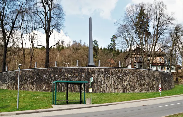 der nachgebaute 12,5 m hohe Obelisk in Mägdesprung