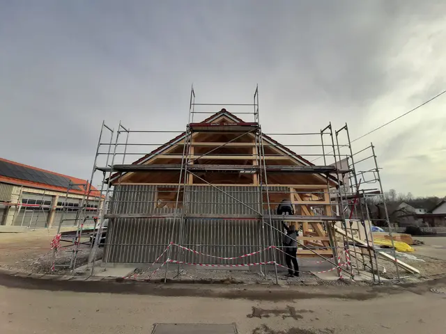 Zwei große Baustellen in Ellgau: Vorne die Südansicht des Veranstaltungsstadels, links das neu errichtete Lagergebäude. | Foto: Christine Gumpp