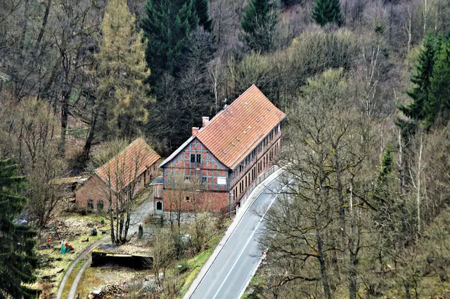 Blick von der Freundschaftsklippe auf den Stahlhammer und die B185 im Selketal