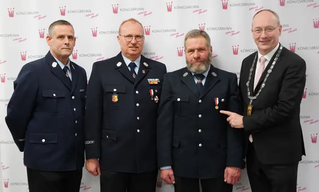 Umrahmt vom stellvertretenden Vorstand des Feuerwehrvereins Stefan Geiger und 1. Bürgermeister Franz Feigl (v. l.): Mit der Bürgermedaille in Gold wurden Günter Litzel und Hans Braun ausgezeichnet. | Foto: Anke Maresch