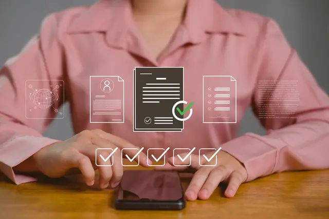 Digitaler Workflow: Dokumente prüfen und direkt am Smartphone freigeben – so sieht modernes Dokumentenmanagement heute aus. | Foto: Adobe Stock - 1949183874