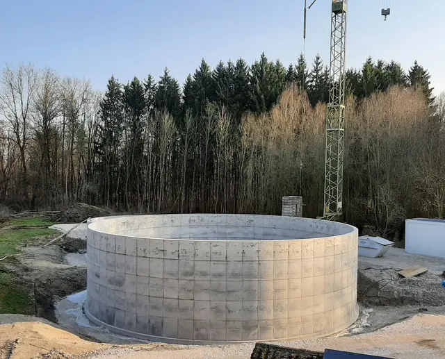Der SBR-Behälter für die neue Kläranlage wurde bereits hergestellt. | Foto: Christine Gumpp