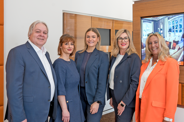 DAHLER Augsburg blicken auf mehr als 10 erfolgreiche Geschäftsjahre in der Fuggerstadt zurück. Im Bild von rechts: Gesellschafter Jürgen Koppold mit den Maklerinnen Salomé Sertorio Scheppach, Lisa Hörhager, Doris Aures und Gesellschafterin Kirsten Mortensen | Foto: FSeventfoto