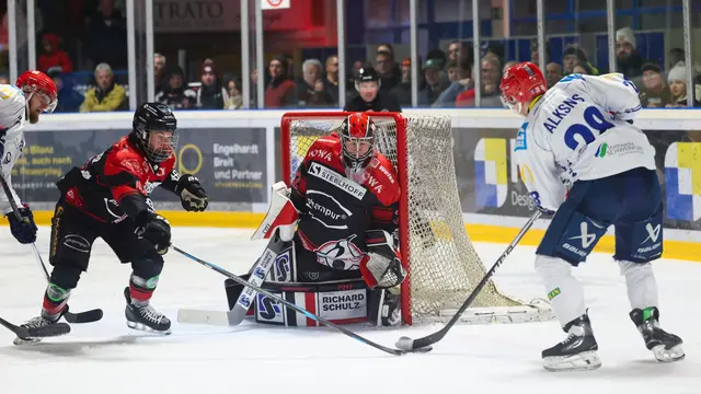 Goalie Stefan Vajs (Archivbild) hielt den EHC in kritischen Situationen im Spiel. | Foto: Dietmar Ziegler