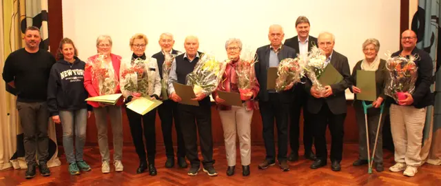 Ehrende und Geehrte bei der Jahreshauptversammlung des Obst- und Gartenbauvereins Meitingen (von links): 2. Vorsitzender Robert Waliczek, Sandra Wonka, Elfriede Higl, Walburga Ehrhard, Ernst Kukula, Johann Matschl, Ludwina Müller, Michael Spann, Bürgermeister Michael Higl, Josef Gogl, Ursula Schuster und Vorsitzender Ulrich Haid | Foto: Peter Heider
