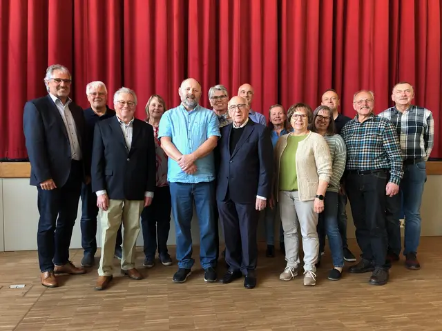 Foto: Die neu gewählte Vorstandschaft des Vereins für ambulante Krankenpflege Holzen und Umgebung mit Vorstand Roland Reiner (blaues Hemd) und Ehrenvorstand Dekan i. R. Karl Kraus.