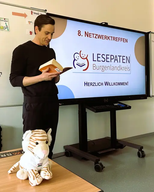 Christian Rößler vom Burgenlandkreis hält sich bei der Begrü8ung an das Hauptthema, indem er eine Passage vorliest aus Alexandre Dumas' "Die drei Musketiere".  