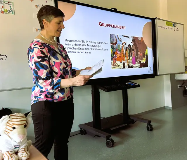 Susanne Büning, Bildugnsbüro Burgenlandkreis, erläutert und begleitet die Gruppenarbeit. 
Wir erhalten Auszüge aus dem Dschungelbuch in zwei Varianten (einfache und "normale" Sprache). Es gilt, die Gefühle beim Lesen und Betrachten der Bilder zu beschreiben. 
