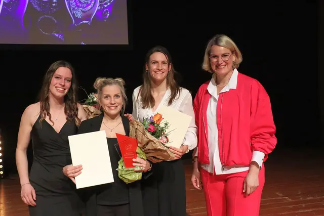 Sportlerinnen des Jahres von links Helena Schuster, Tina Rupprecht, Ricarda Funk neben Oberbürgermeisterin der Stadt Augsburg Eva Weber | Foto: Marianne Stenglein