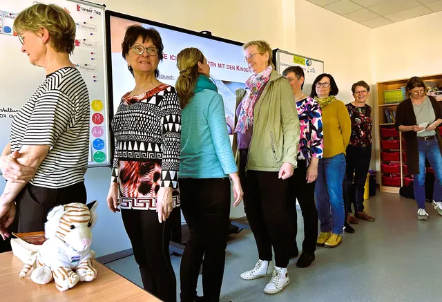 Beate Walter. Sprachentwicklungsberaterin beim Burgenlandkreis, lässt Gefühls-Adjektive erraten, die durch Mimik von einer Person zur anderen weitergegeben wird. Erstaunlich was dabei herauskommt.