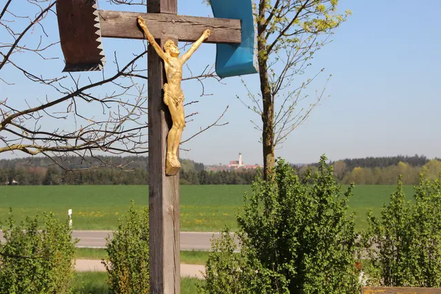 Feldkreuz am Wanderweg mit Blick auf Inchenhofen | Foto: Dr. Hubert Raab