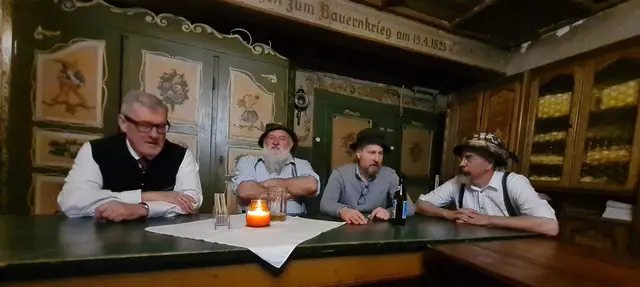 Bilanz-Interview in der ehemaligen Gerichtslaube im 1. OG des Adler (v.l.n.r.) Günther Eisele (Hans Fiedler), Franz Merk (Anton), Christian Ludwig Mayer (Autor, Komponist, Rege), Christian Eberz (Kreisheimatpfleger)