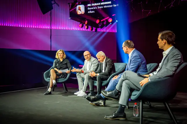 (v.l.n.r.): Sarah Heuberger, Dr. Fabian Mehring, Dr. Patrick Rapp, Marc Mächler, Dr. Fabian Streiff | Foto: Bayerisches Staatsministerium für Digitales