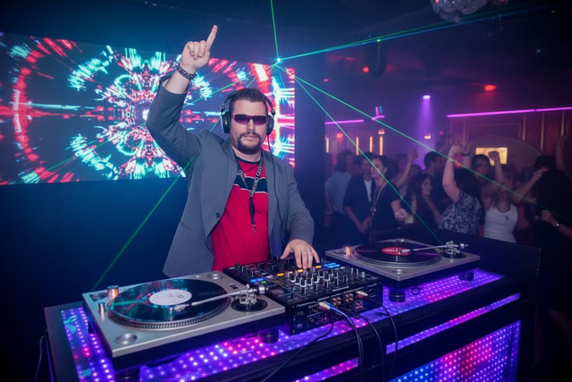 Bei der Paris Fashionweek F/W 2026 Saison führte der Modelmanager nicht nur als Moderator durchs Programm, sondern präsentierte auch sein Hit Album "May the bass be with you" | Foto: DJ Dominik Wachta &amp; friends