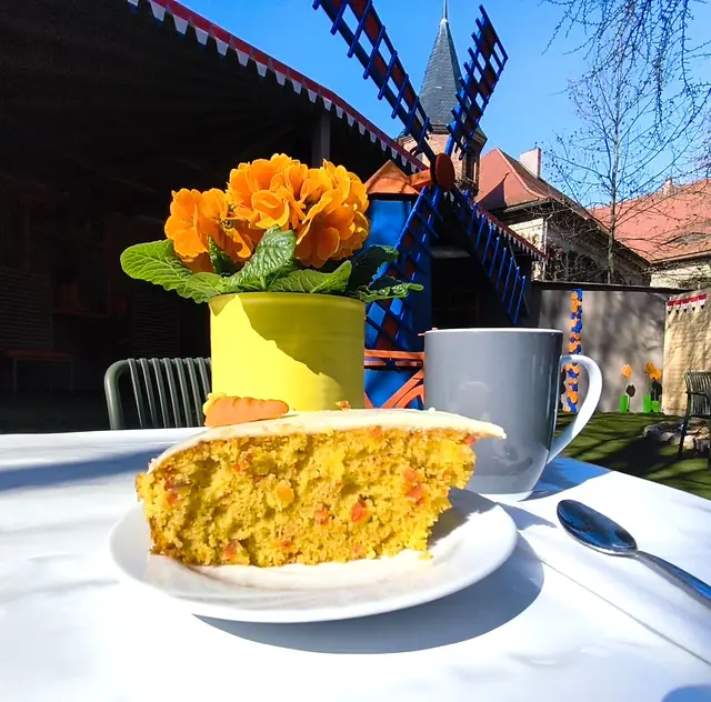 Kaffe, Schokolade mit Kuchen 5 €