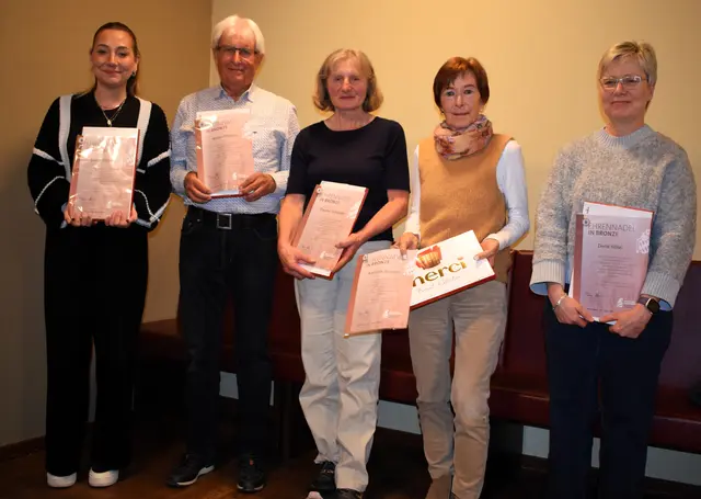 Ehrungen für 15 Jahre Vereinstreue (von links): Laura Süßmann, Walter Trettwer, Therese Schuster, Annelise Trettwer und Doris Hötzl