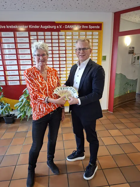 Foto: Stolze 3600 Euro aus ihrem jährlichen Verkaufserlös übergab Maritta Neugebauer an Thomas Kleist, den Geschäftsführer der Elterninitiative krebskranker Kinder Augsburg - Lichtblicke e. V.  (Foto: Rudi Neugebauer)