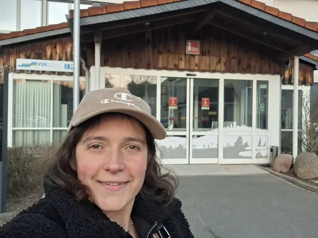 Lea Peters vor dem Rathaus in Bad Lauterberg im Harz