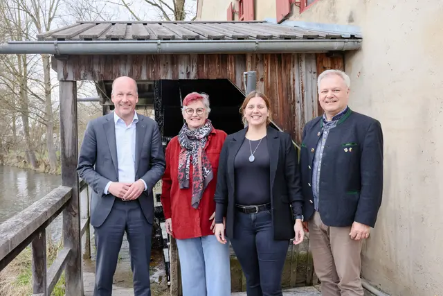 Von links: Landrat Martin Sailer, Claudia Drachsler-Praßler, Museumsleiterin Christina Eiden und Toni Brugger, Stiftungsrat der Stiftung Klostermühle Thierhaupten. | Foto: Julia Pietsch