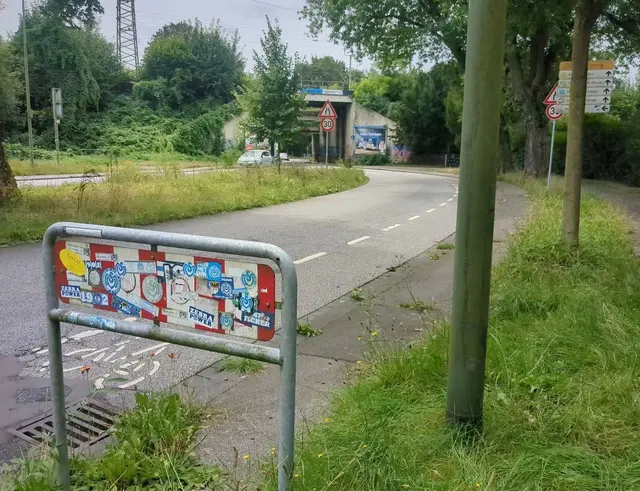 In Duisburg gängige Praxis: Sobald ein Radweg so marode ist, dass er nicht mehr saniert werden kann, wird er gesperrt und daneben ein "Schutz"streifen auf der Straße eingezeichnet. | Foto: Astrid Günther