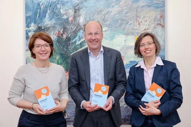 vocatium-Projektleiterin Marie-Laure Rabourdin (rechts) und IfT-Prokuristin Kerstin Lehne (links) übergeben Landrat Martin Sailer das Nachschlagewerk „Chancen in der Region Augsburg‟, in dem sich Ausbildungsbetriebe, Fachschulen, Hochschulen und weitere Bildungsinstitutionen präsentieren. | Foto: Julia Pietsch