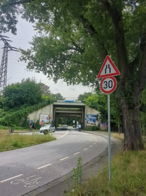 Auf diesen "'Schutz"streifel fühlt man sich nicht wirklich geschützt. Zumal er in der Unterführung endet.  | Foto: Astrid Günther